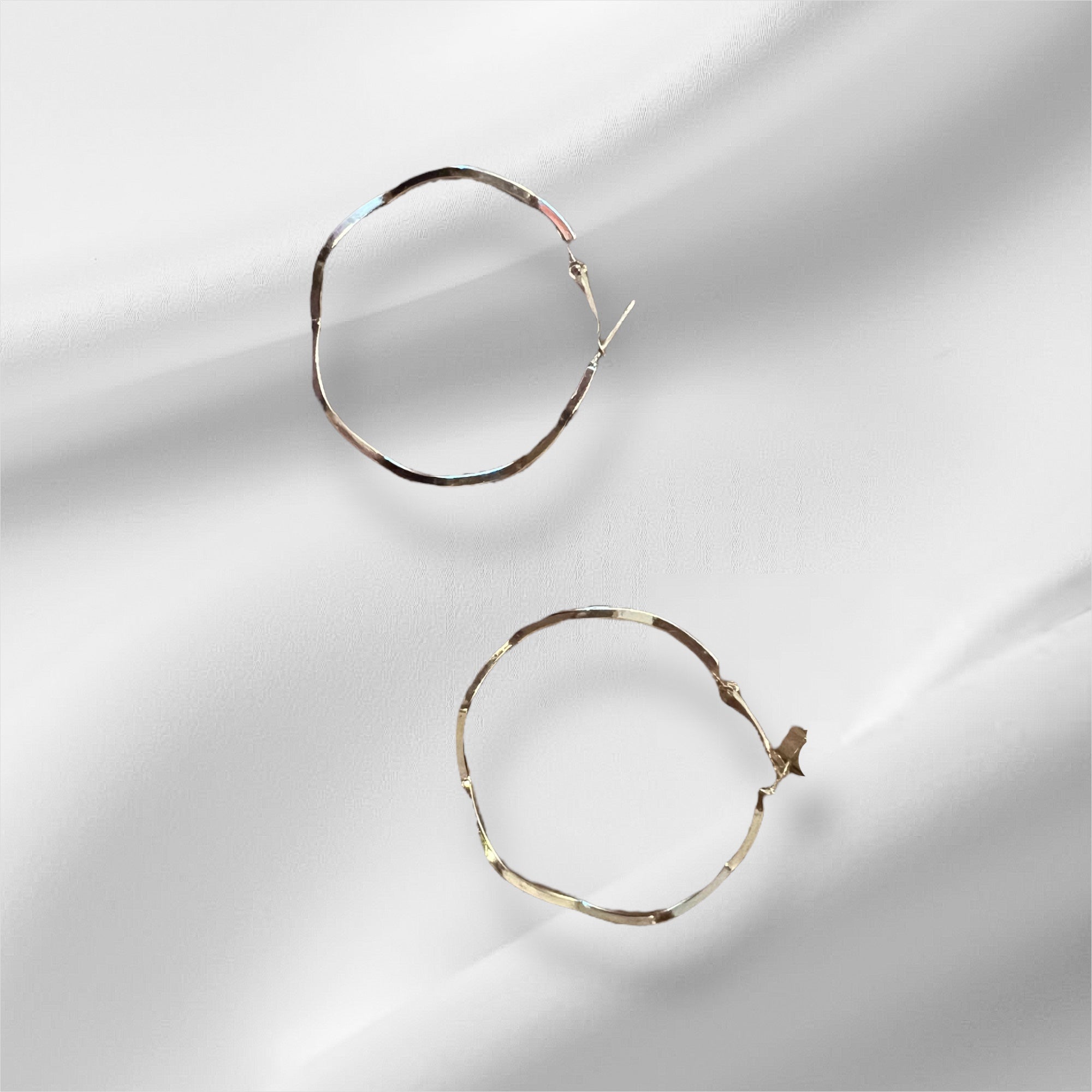 HAZEL WAVY HOOP EARRINGS